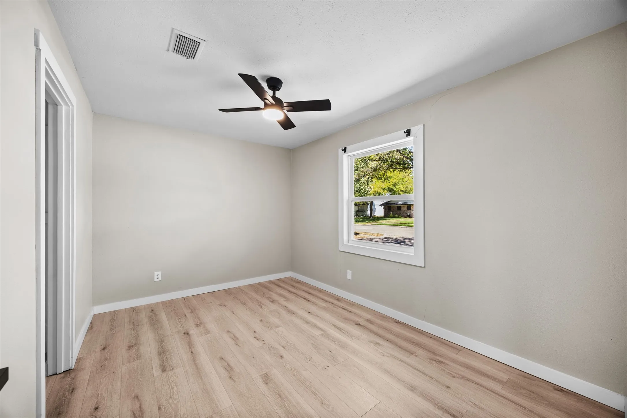 Single Family Residence For Rent in Dallas County , 1221 Greenway Drive, Mesquite, Texas 75149, 3 Bedroom, 2 Bathroom, 2 Garage spaces, 1,142 Sqft, built in 1968, mls#21382517, Real Estate Agent in Mesquite, Homes For Rent in Dallas county, Homes For Rent in Mesquite, Realtor in Mesquite Texas, Real Estate Brokerage Independent Realty Texas, Luminita Cordes Realtor