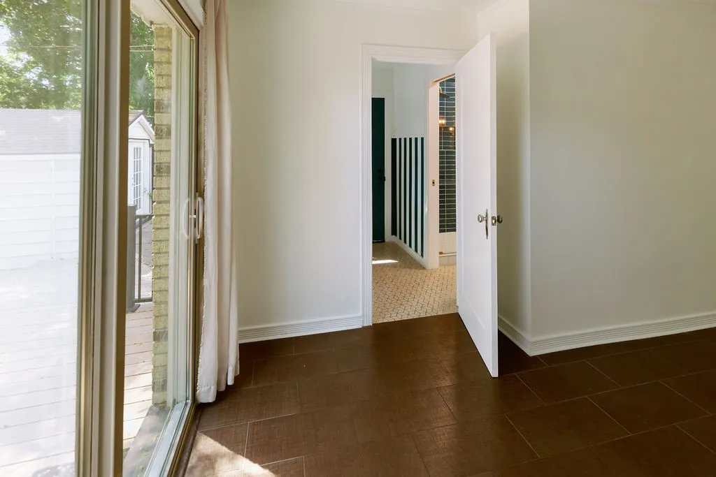 Single Family Residence For Sale in Dallas County , 110 N Briscoe Boulevard, Dallas, Texas 75211, 3 Bedroom, 2 Bathroom, Garage spaces, 1,424 Sqft, built in 1938, mls#21384610, Real Estate Agent in Dallas, Homes For Sale in Dallas county, Homes For Sale in Dallas, Realtor in Dallas Texas, Real Estate Brokerage Independent Realty Texas, Luminita Cordes Realtor