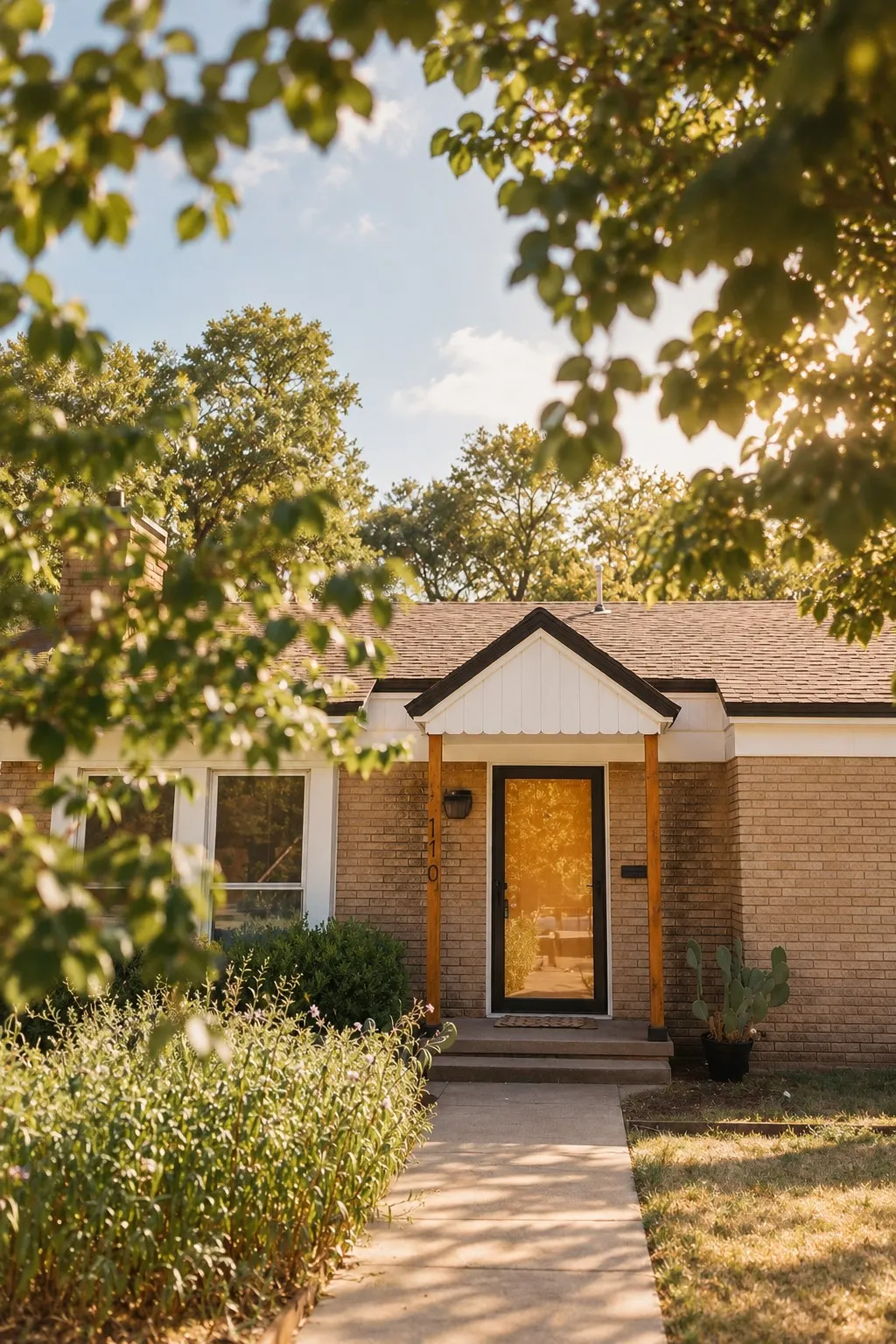 Single Family Residence For Sale in Dallas County , 110 N Briscoe Boulevard, Dallas, Texas 75211, 3 Bedroom, 2 Bathroom, Garage spaces, 1,424 Sqft, built in 1938, mls#21384610, Real Estate Agent in Dallas, Homes For Sale in Dallas county, Homes For Sale in Dallas, Realtor in Dallas Texas, Real Estate Brokerage Independent Realty Texas, Luminita Cordes Realtor
