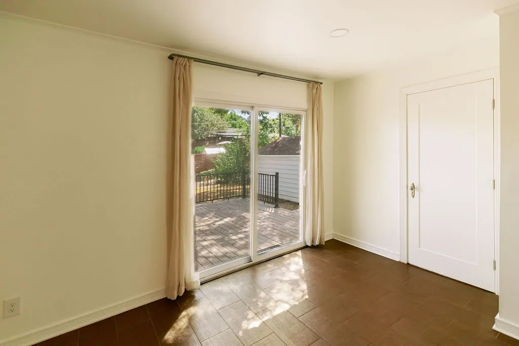 Single Family Residence For Sale in Dallas County , 110 N Briscoe Boulevard, Dallas, Texas 75211, 3 Bedroom, 2 Bathroom, Garage spaces, 1,424 Sqft, built in 1938, mls#21384610, Real Estate Agent in Dallas, Homes For Sale in Dallas county, Homes For Sale in Dallas, Realtor in Dallas Texas, Real Estate Brokerage Independent Realty Texas, Luminita Cordes Realtor