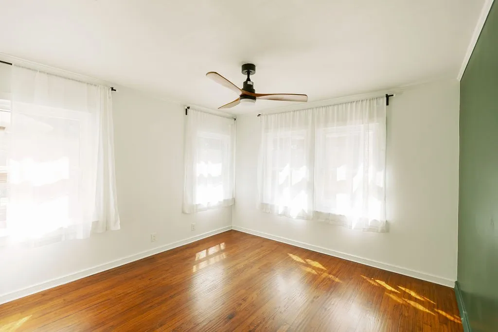 Single Family Residence For Sale in Dallas County , 110 N Briscoe Boulevard, Dallas, Texas 75211, 3 Bedroom, 2 Bathroom, Garage spaces, 1,424 Sqft, built in 1938, mls#21384610, Real Estate Agent in Dallas, Homes For Sale in Dallas county, Homes For Sale in Dallas, Realtor in Dallas Texas, Real Estate Brokerage Independent Realty Texas, Luminita Cordes Realtor