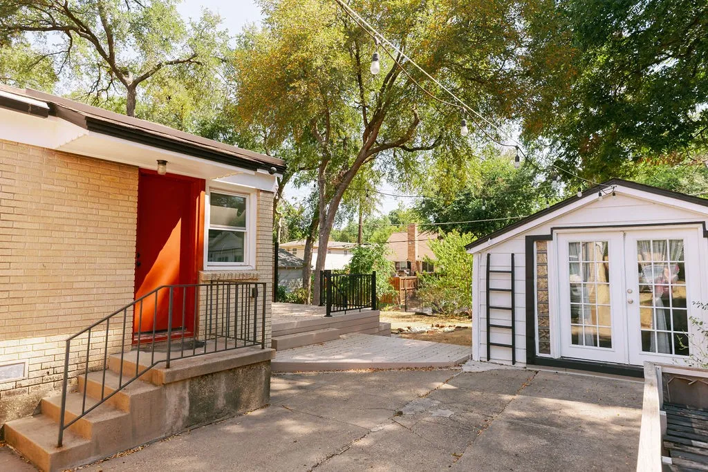 Single Family Residence For Sale in Dallas County , 110 N Briscoe Boulevard, Dallas, Texas 75211, 3 Bedroom, 2 Bathroom, Garage spaces, 1,424 Sqft, built in 1938, mls#21384610, Real Estate Agent in Dallas, Homes For Sale in Dallas county, Homes For Sale in Dallas, Realtor in Dallas Texas, Real Estate Brokerage Independent Realty Texas, Luminita Cordes Realtor