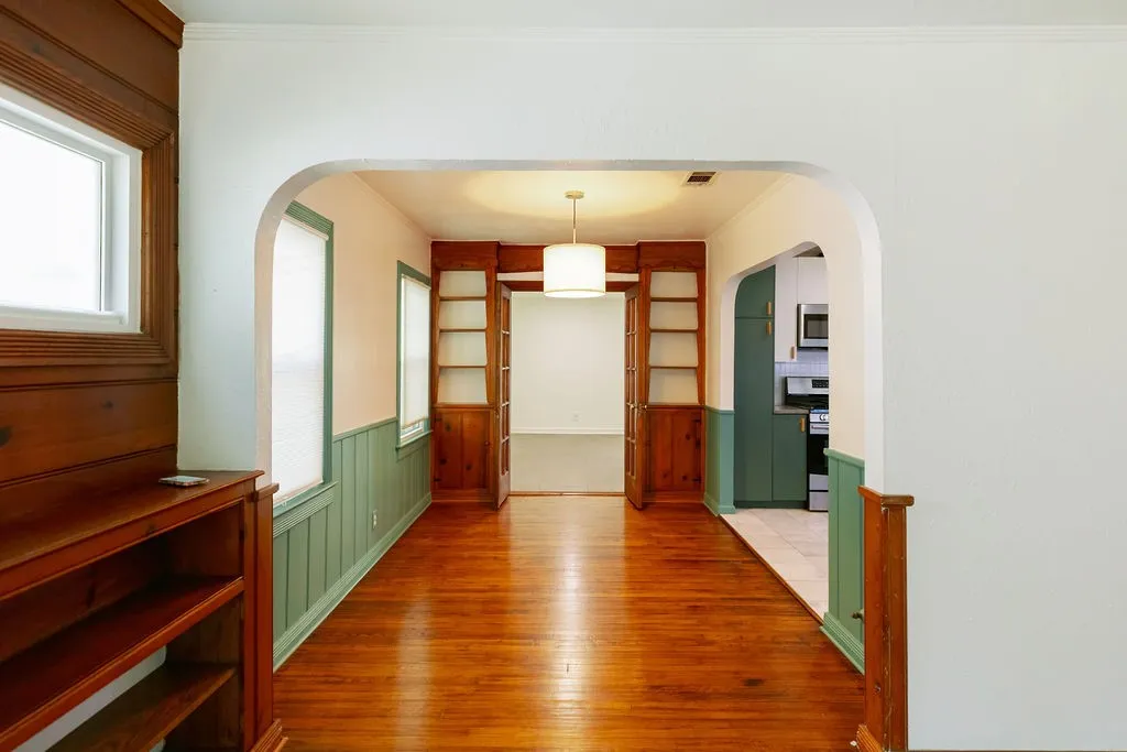 Single Family Residence For Sale in Dallas County , 110 N Briscoe Boulevard, Dallas, Texas 75211, 3 Bedroom, 2 Bathroom, Garage spaces, 1,424 Sqft, built in 1938, mls#21384610, Real Estate Agent in Dallas, Homes For Sale in Dallas county, Homes For Sale in Dallas, Realtor in Dallas Texas, Real Estate Brokerage Independent Realty Texas, Luminita Cordes Realtor
