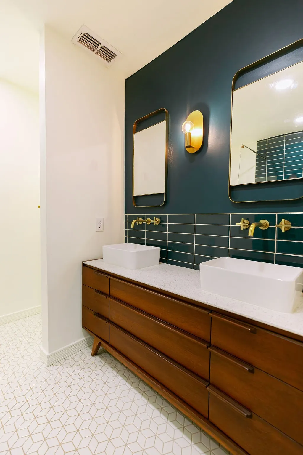 Single Family Residence For Sale in Dallas County , 110 N Briscoe Boulevard, Dallas, Texas 75211, 3 Bedroom, 2 Bathroom, Garage spaces, 1,424 Sqft, built in 1938, mls#21384610, Real Estate Agent in Dallas, Homes For Sale in Dallas county, Homes For Sale in Dallas, Realtor in Dallas Texas, Real Estate Brokerage Independent Realty Texas, Luminita Cordes Realtor