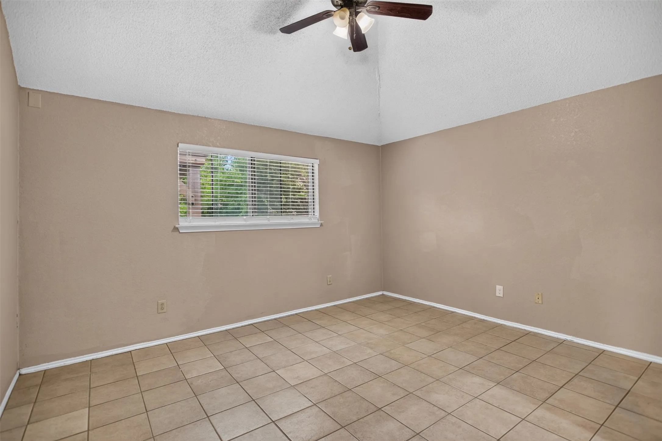Single Family Residence For Sale in Dallas County , 7800 Bucknell Drive, Rowlett, Texas 75088, 3 Bedroom, 2 Bathroom, 2 Garage spaces, 1,398 Sqft, built in 1986, mls#21373007, Real Estate Agent in Rowlett, Homes For Sale in Dallas county, Homes For Sale in Rowlett, Realtor in Rowlett Texas, Real Estate Brokerage Independent Realty Texas, Luminita Cordes Realtor