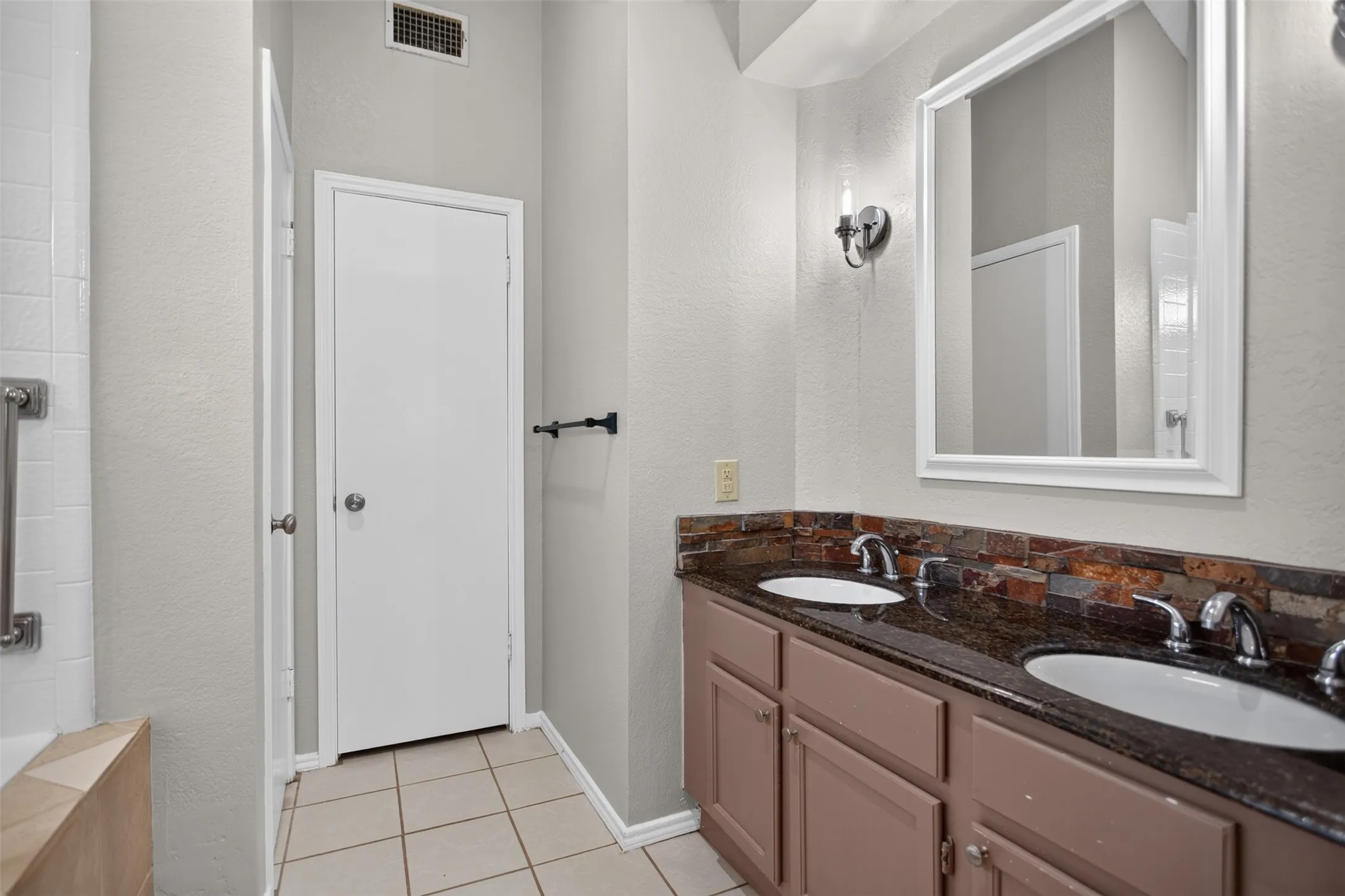 Dual sinks in the primary bath.