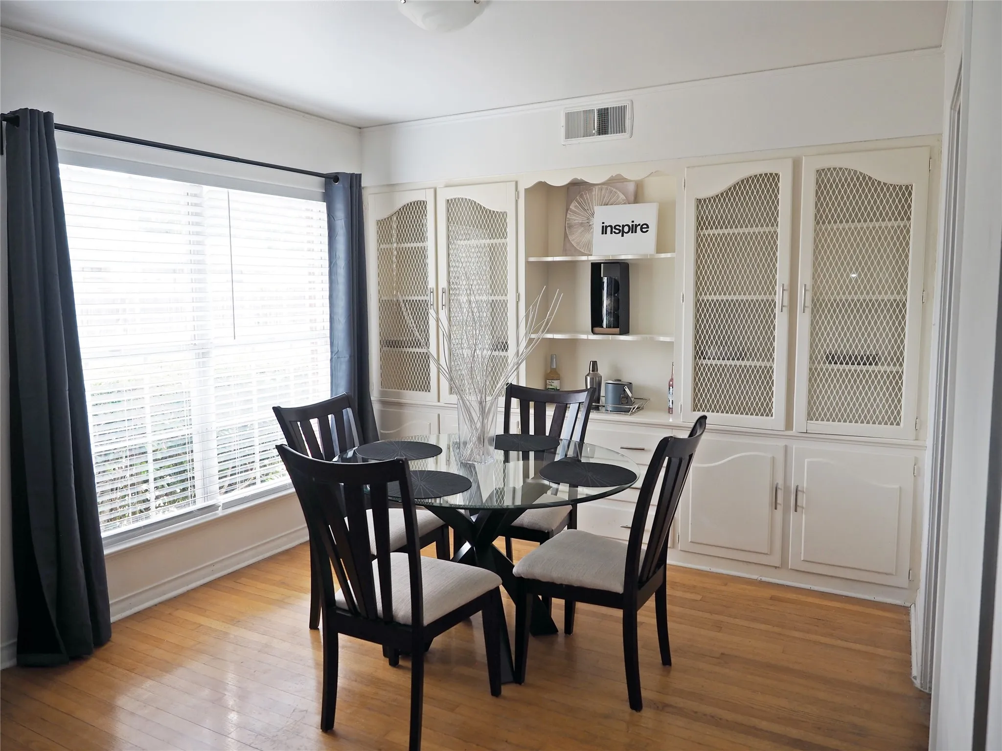 Single Family Residence For Rent in Dallas County , 1135 Holly Glen Circle, Dallas, Texas 75232, 3 Bedroom, 2 Bathroom, Garage spaces, 1,707 Sqft, built in 1960, mls#21384637, Real Estate Agent in Dallas, Homes For Rent in Dallas county, Homes For Rent in Dallas, Realtor in Dallas Texas, Real Estate Brokerage Independent Realty Texas, Luminita Cordes Realtor