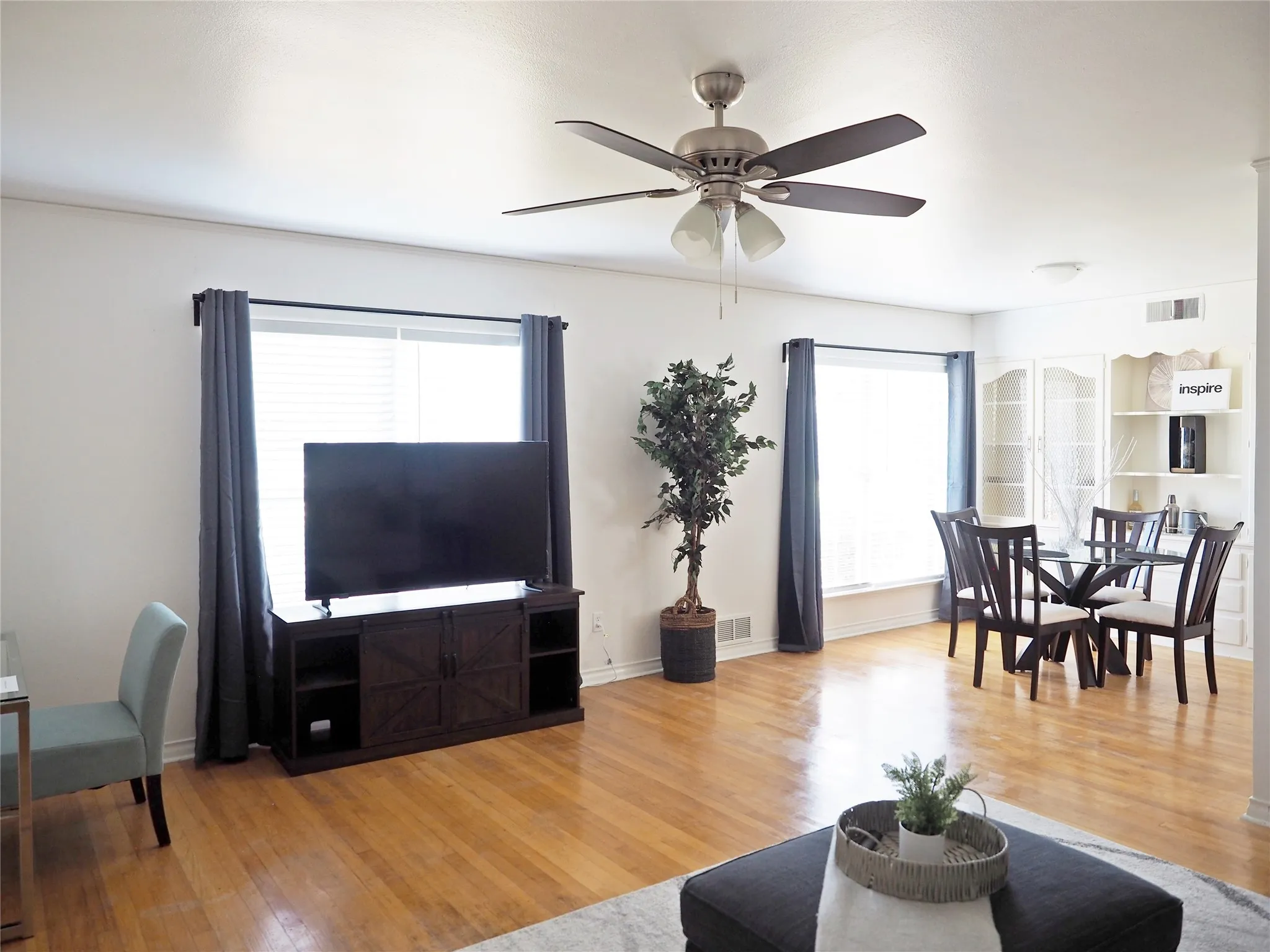 Single Family Residence For Rent in Dallas County , 1135 Holly Glen Circle, Dallas, Texas 75232, 3 Bedroom, 2 Bathroom, Garage spaces, 1,707 Sqft, built in 1960, mls#21384637, Real Estate Agent in Dallas, Homes For Rent in Dallas county, Homes For Rent in Dallas, Realtor in Dallas Texas, Real Estate Brokerage Independent Realty Texas, Luminita Cordes Realtor
