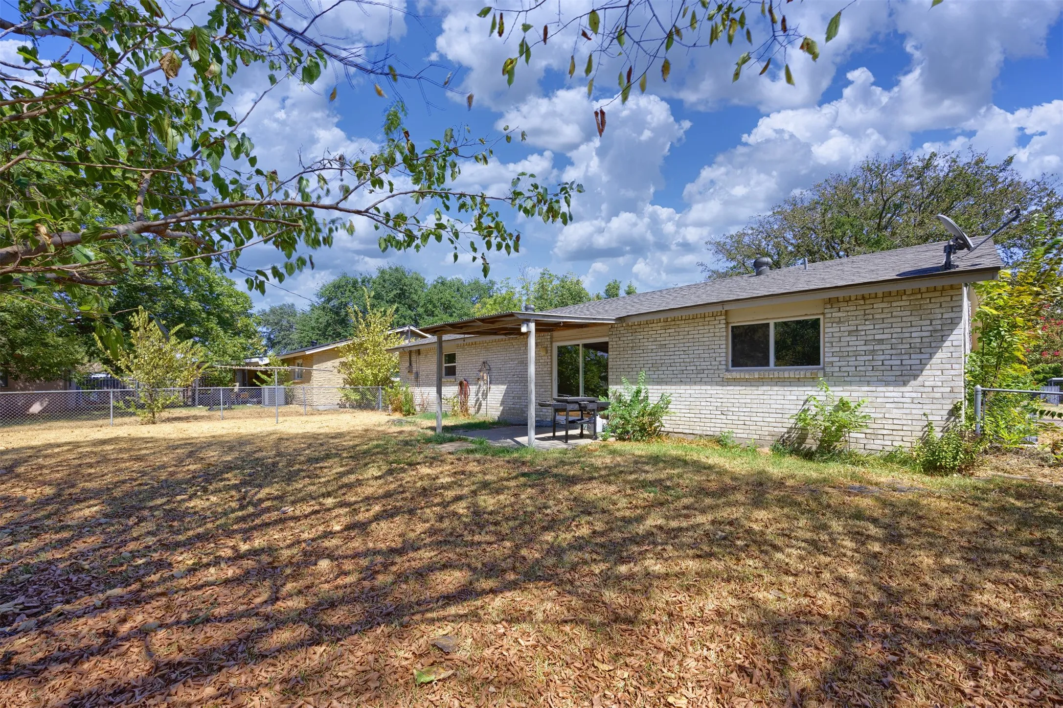 Single Family Residence For Sale in Dallas County , 1221 Greenway Drive, Mesquite, Texas 75149, 3 Bedroom, 2 Bathroom, 2 Garage spaces, 1,142 Sqft, built in 1968, mls#21382469, Real Estate Agent in Mesquite, Homes For Sale in Dallas county, Homes For Sale in Mesquite, Realtor in Mesquite Texas, Real Estate Brokerage Independent Realty Texas, Luminita Cordes Realtor
