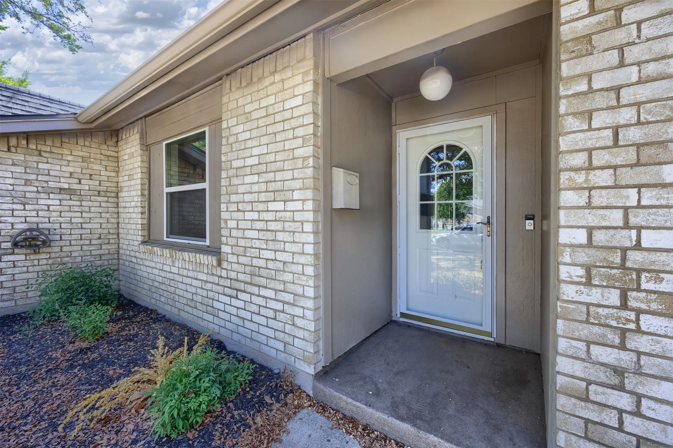Single Family Residence For Sale in Dallas County , 1221 Greenway Drive, Mesquite, Texas 75149, 3 Bedroom, 2 Bathroom, 2 Garage spaces, 1,142 Sqft, built in 1968, mls#21382469, Real Estate Agent in Mesquite, Homes For Sale in Dallas county, Homes For Sale in Mesquite, Realtor in Mesquite Texas, Real Estate Brokerage Independent Realty Texas, Luminita Cordes Realtor
