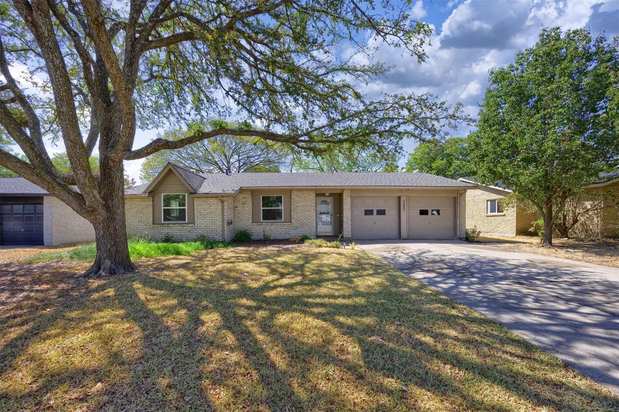 Single Family Residence For Sale in Dallas County , 1221 Greenway Drive, Mesquite, Texas 75149, 3 Bedroom, 2 Bathroom, 2 Garage spaces, 1,142 Sqft, built in 1968, mls#21382469, Real Estate Agent in Mesquite, Homes For Sale in Dallas county, Homes For Sale in Mesquite, Realtor in Mesquite Texas, Real Estate Brokerage Independent Realty Texas, Luminita Cordes Realtor