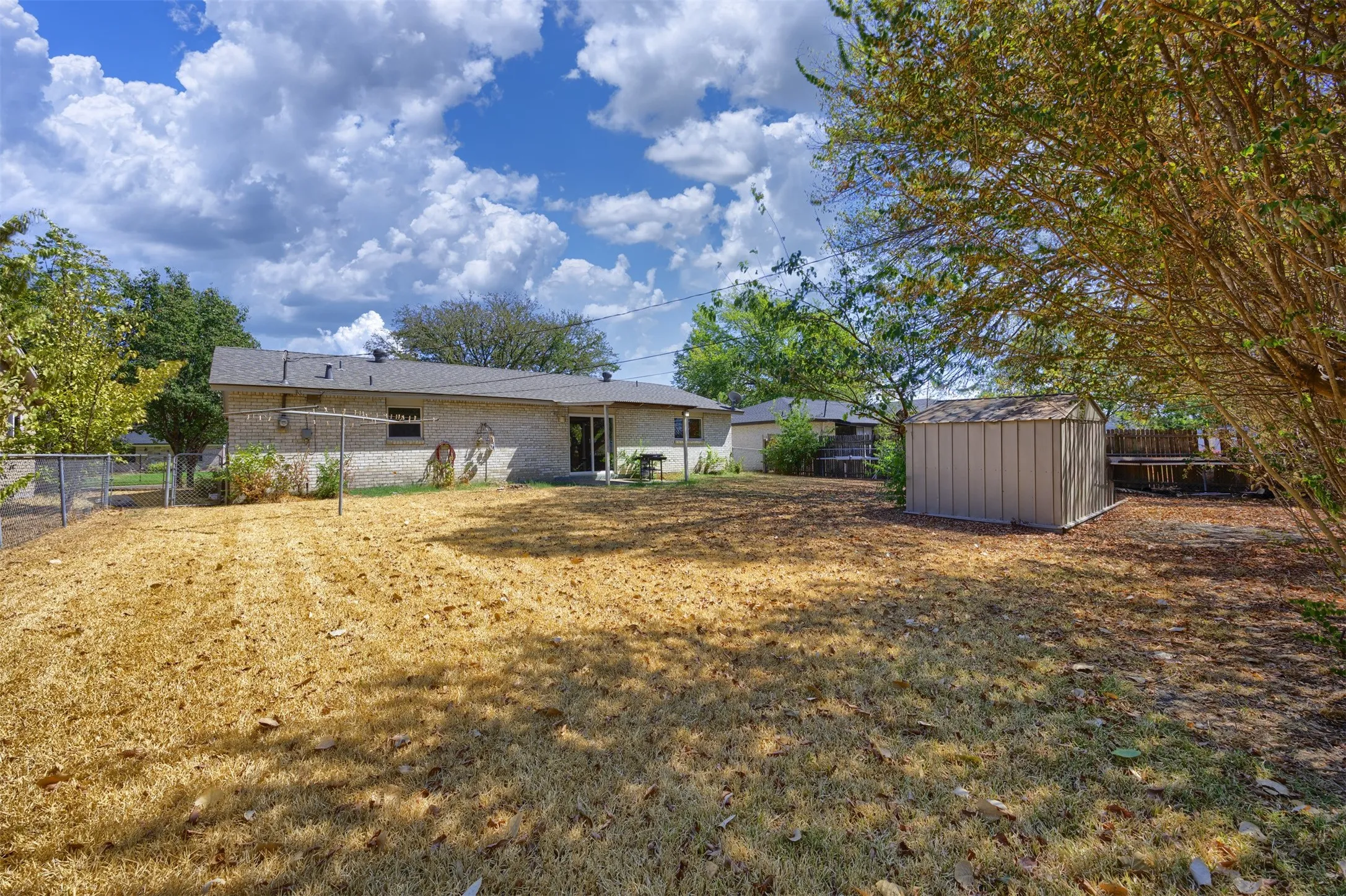 Single Family Residence For Sale in Dallas County , 1221 Greenway Drive, Mesquite, Texas 75149, 3 Bedroom, 2 Bathroom, 2 Garage spaces, 1,142 Sqft, built in 1968, mls#21382469, Real Estate Agent in Mesquite, Homes For Sale in Dallas county, Homes For Sale in Mesquite, Realtor in Mesquite Texas, Real Estate Brokerage Independent Realty Texas, Luminita Cordes Realtor