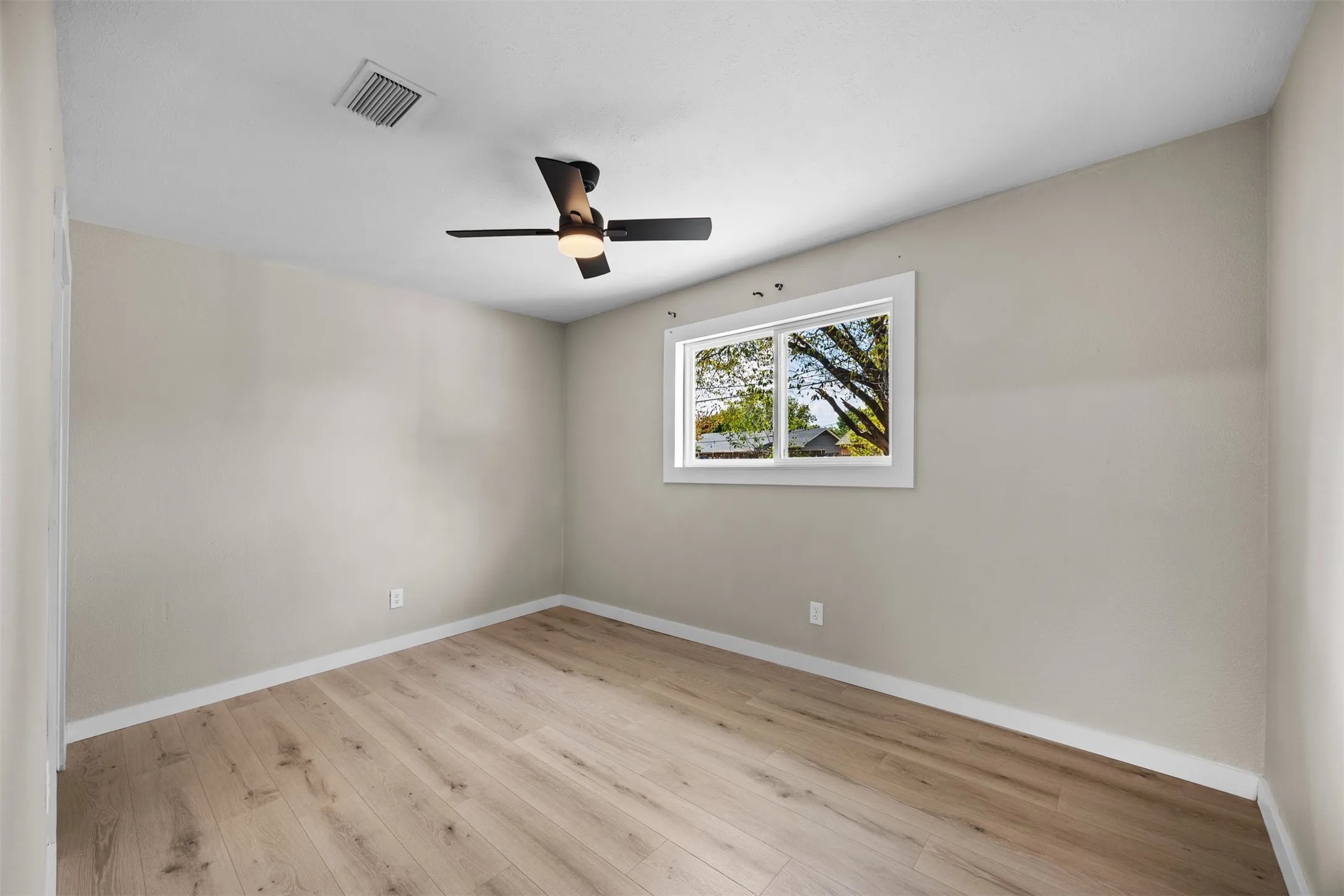 Single Family Residence For Sale in Dallas County , 1221 Greenway Drive, Mesquite, Texas 75149, 3 Bedroom, 2 Bathroom, 2 Garage spaces, 1,142 Sqft, built in 1968, mls#21382469, Real Estate Agent in Mesquite, Homes For Sale in Dallas county, Homes For Sale in Mesquite, Realtor in Mesquite Texas, Real Estate Brokerage Independent Realty Texas, Luminita Cordes Realtor