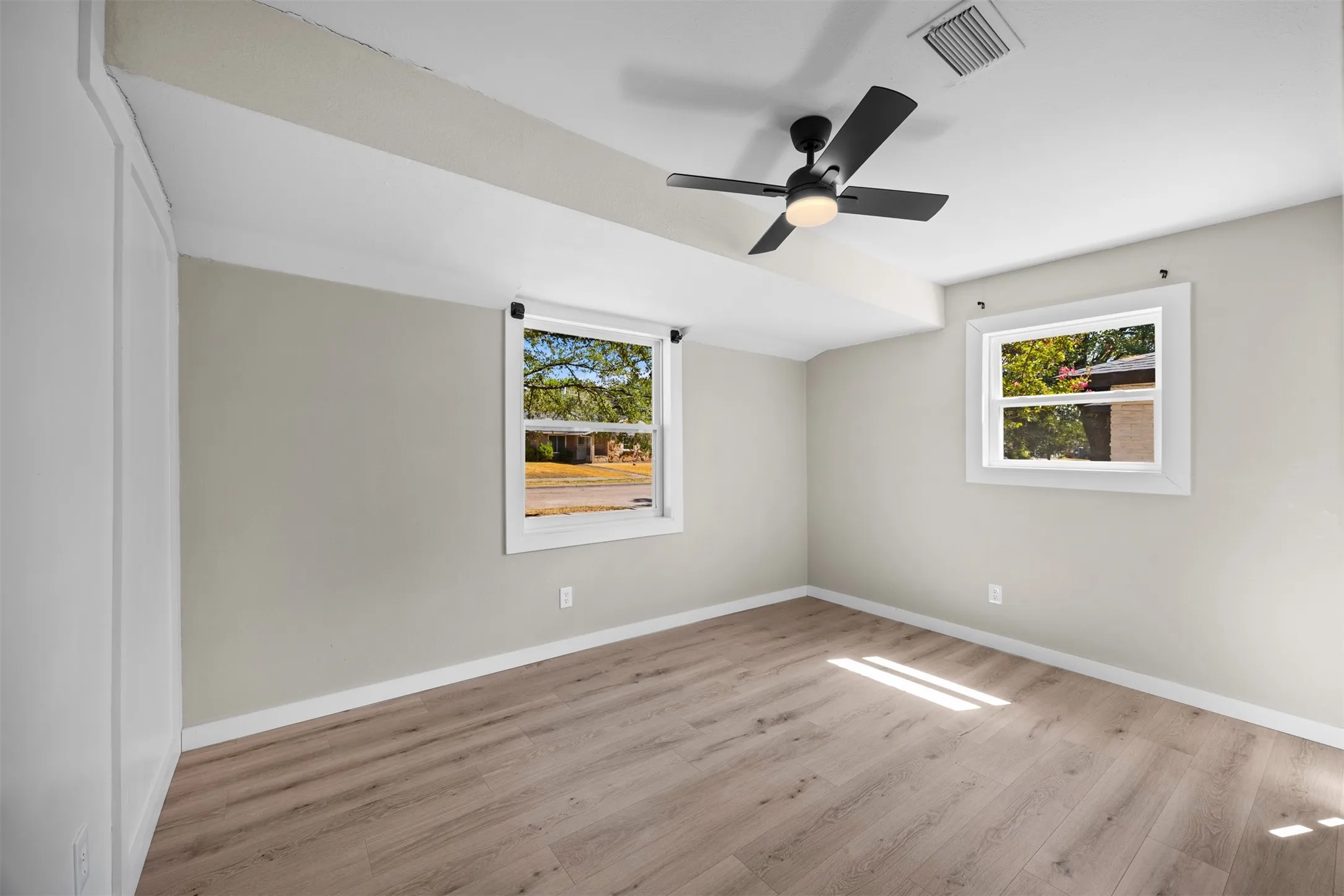 Single Family Residence For Sale in Dallas County , 1221 Greenway Drive, Mesquite, Texas 75149, 3 Bedroom, 2 Bathroom, 2 Garage spaces, 1,142 Sqft, built in 1968, mls#21382469, Real Estate Agent in Mesquite, Homes For Sale in Dallas county, Homes For Sale in Mesquite, Realtor in Mesquite Texas, Real Estate Brokerage Independent Realty Texas, Luminita Cordes Realtor