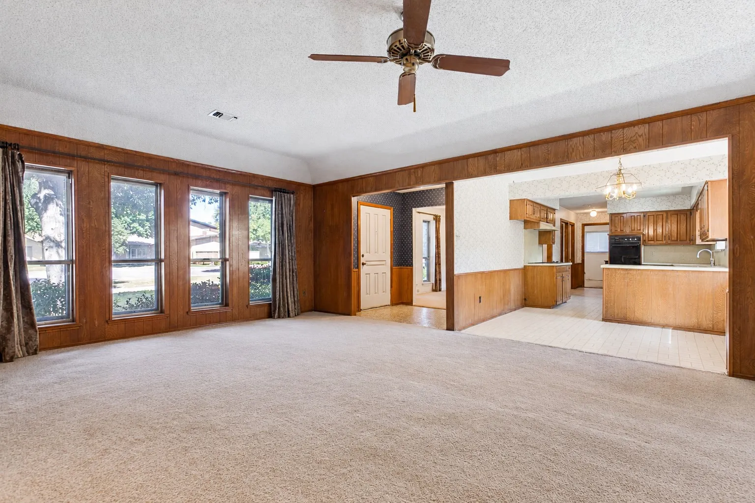 Single Family Residence For Sale in Collin County , 2538 Parkhaven Drive, Plano, Texas 75075, 4 Bedroom, 3 Bathroom, 2 Garage spaces, 1,986 Sqft, built in 1974, mls#21383257, Real Estate Agent in Plano, Homes For Sale in Collin county, Homes For Sale in Plano, Realtor in Plano Texas, Real Estate Brokerage Independent Realty Texas, Luminita Cordes Realtor