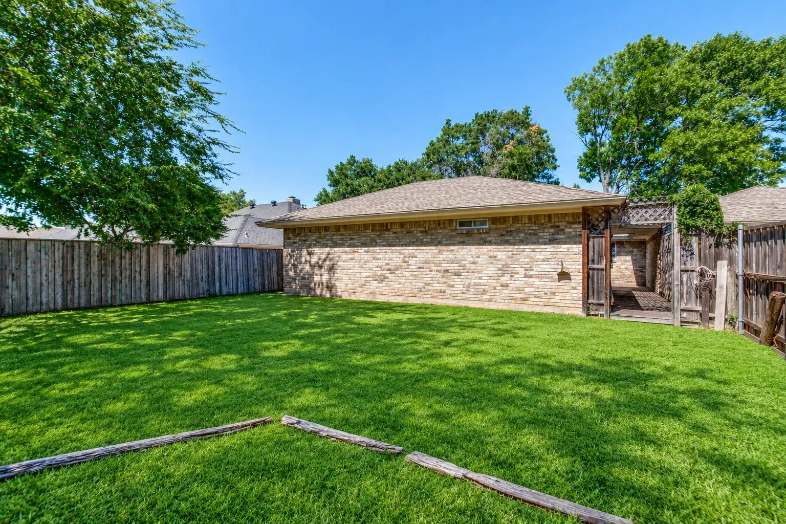 Single Family Residence For Sale in Collin County , 2538 Parkhaven Drive, Plano, Texas 75075, 4 Bedroom, 3 Bathroom, 2 Garage spaces, 1,986 Sqft, built in 1974, mls#21383257, Real Estate Agent in Plano, Homes For Sale in Collin county, Homes For Sale in Plano, Realtor in Plano Texas, Real Estate Brokerage Independent Realty Texas, Luminita Cordes Realtor