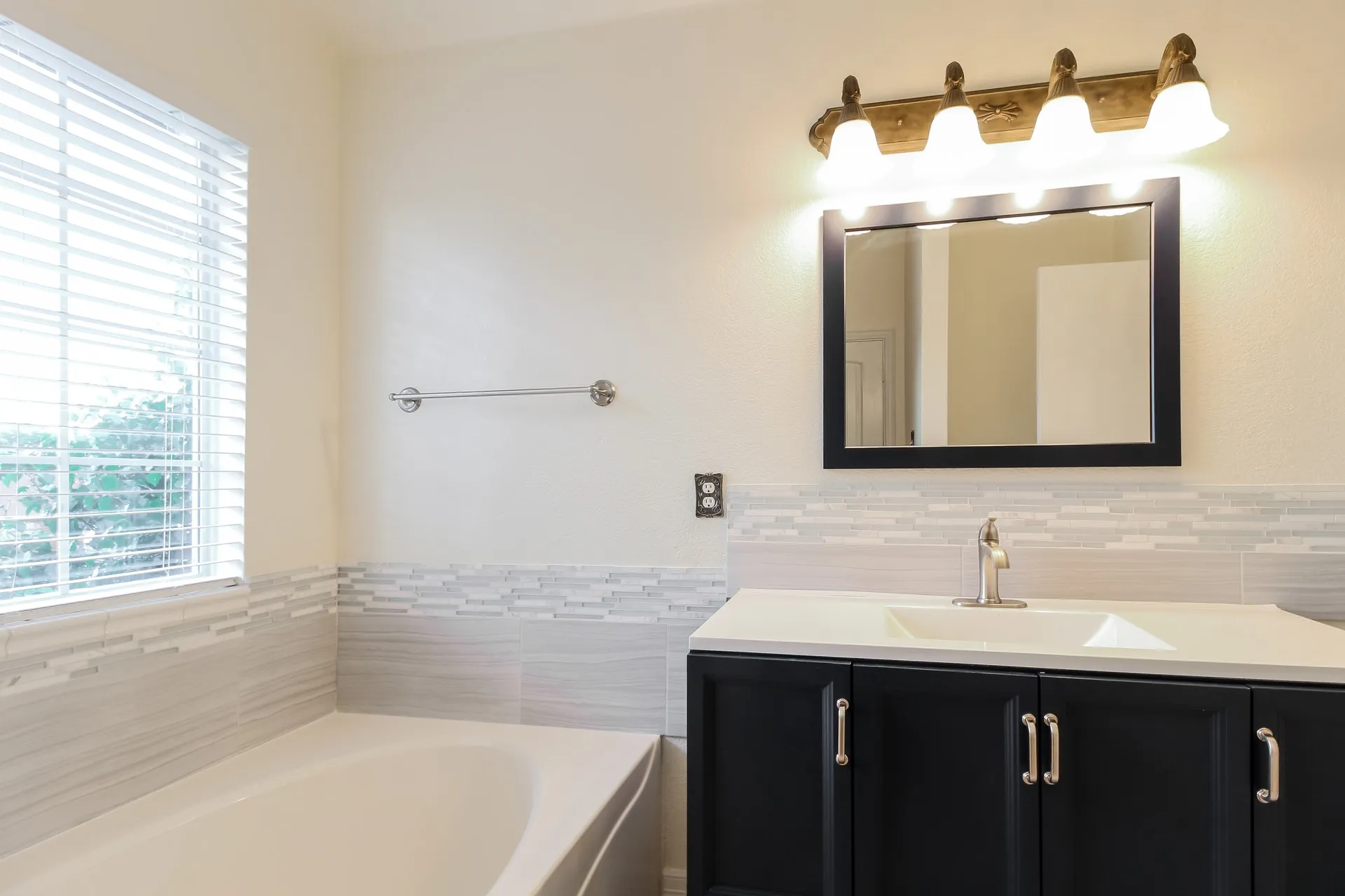 Single Family Residence For Rent in Denton County , 1055 Waterview Drive, Little Elm, Texas 75068, 3 Bedroom, 3 Bathroom, 2 Garage spaces, 2,023 Sqft, built in 1999, mls#21384676, Real Estate Agent in Little Elm, Homes For Rent in Denton county, Homes For Rent in Little Elm, Realtor in Little Elm Texas, Real Estate Brokerage Independent Realty Texas, Luminita Cordes Realtor
