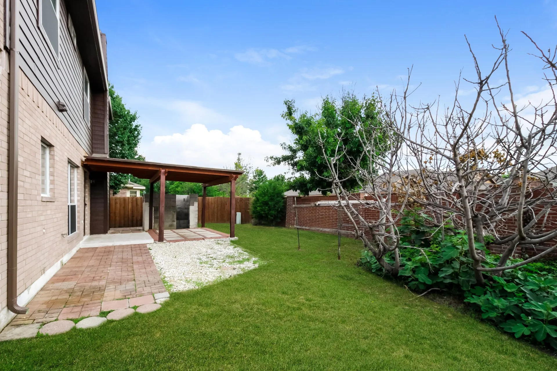 Single Family Residence For Rent in Denton County , 1055 Waterview Drive, Little Elm, Texas 75068, 3 Bedroom, 3 Bathroom, 2 Garage spaces, 2,023 Sqft, built in 1999, mls#21384676, Real Estate Agent in Little Elm, Homes For Rent in Denton county, Homes For Rent in Little Elm, Realtor in Little Elm Texas, Real Estate Brokerage Independent Realty Texas, Luminita Cordes Realtor