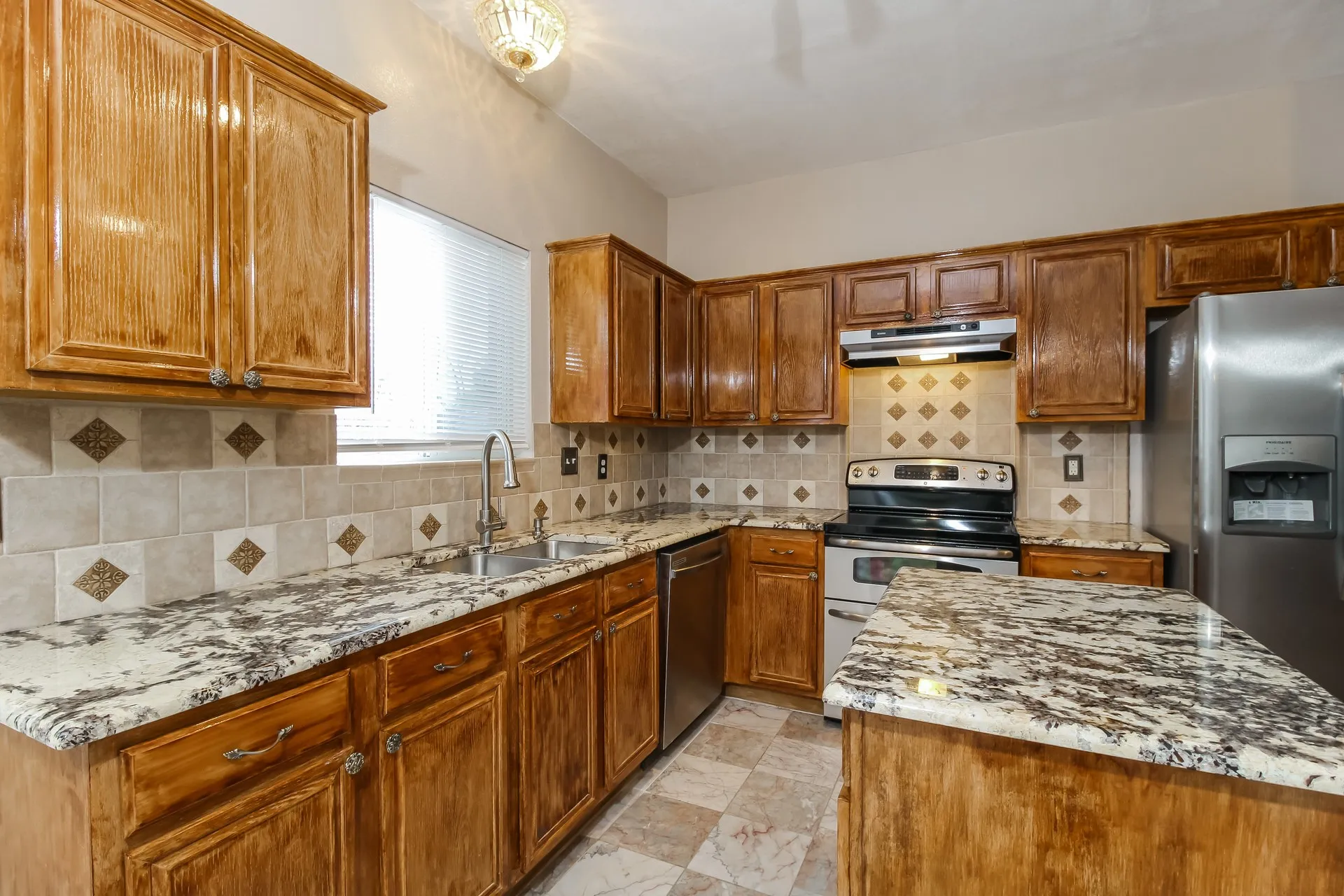 Single Family Residence For Rent in Denton County , 1055 Waterview Drive, Little Elm, Texas 75068, 3 Bedroom, 3 Bathroom, 2 Garage spaces, 2,023 Sqft, built in 1999, mls#21384676, Real Estate Agent in Little Elm, Homes For Rent in Denton county, Homes For Rent in Little Elm, Realtor in Little Elm Texas, Real Estate Brokerage Independent Realty Texas, Luminita Cordes Realtor