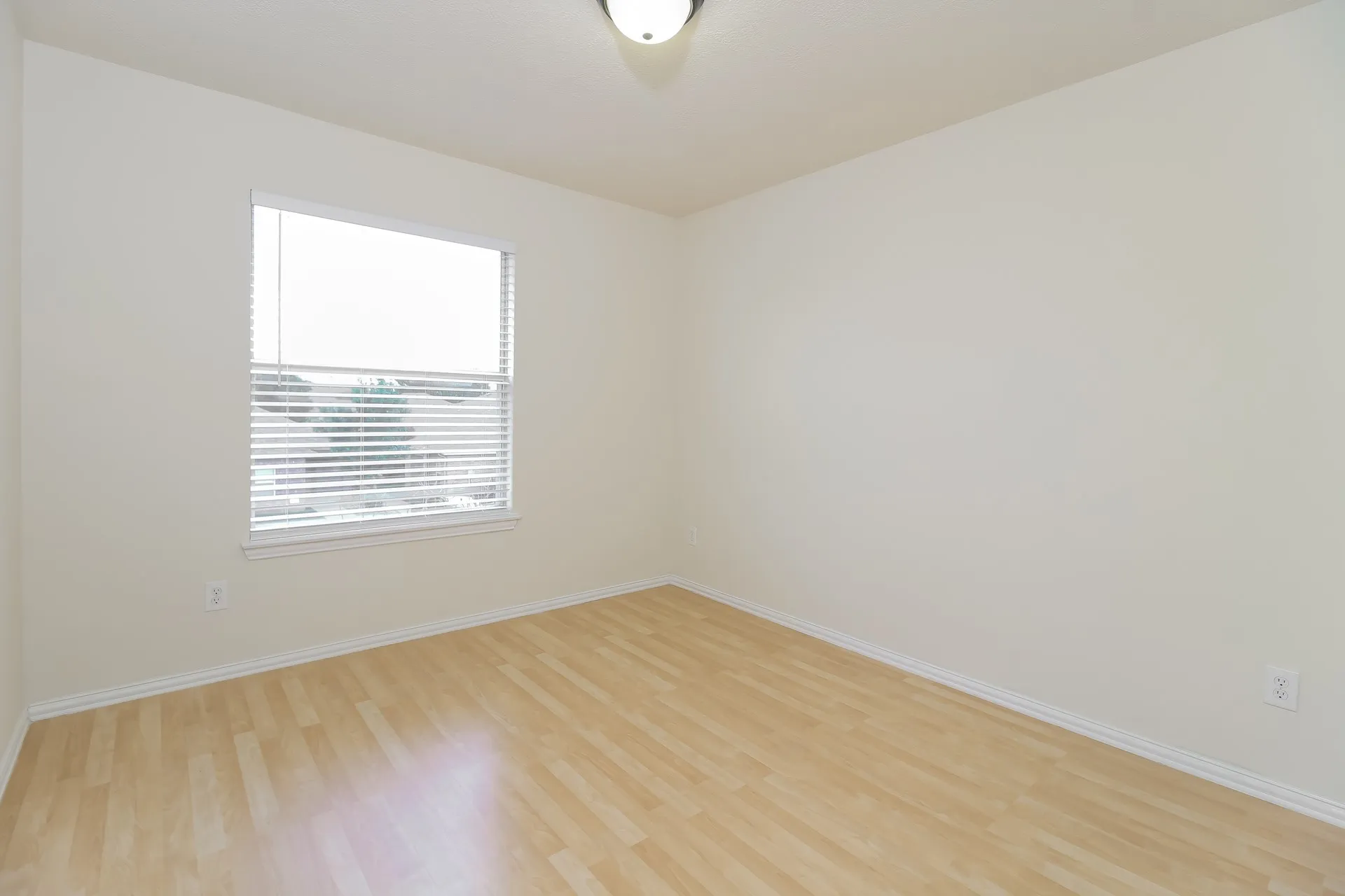 Single Family Residence For Rent in Denton County , 1055 Waterview Drive, Little Elm, Texas 75068, 3 Bedroom, 3 Bathroom, 2 Garage spaces, 2,023 Sqft, built in 1999, mls#21384676, Real Estate Agent in Little Elm, Homes For Rent in Denton county, Homes For Rent in Little Elm, Realtor in Little Elm Texas, Real Estate Brokerage Independent Realty Texas, Luminita Cordes Realtor