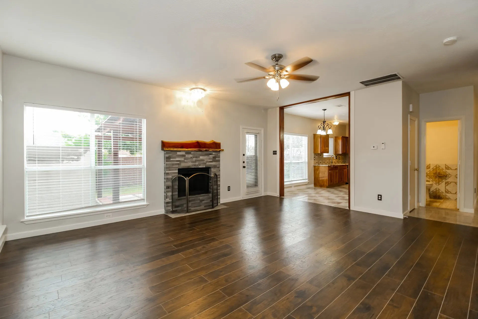 Single Family Residence For Rent in Denton County , 1055 Waterview Drive, Little Elm, Texas 75068, 3 Bedroom, 3 Bathroom, 2 Garage spaces, 2,023 Sqft, built in 1999, mls#21384676, Real Estate Agent in Little Elm, Homes For Rent in Denton county, Homes For Rent in Little Elm, Realtor in Little Elm Texas, Real Estate Brokerage Independent Realty Texas, Luminita Cordes Realtor