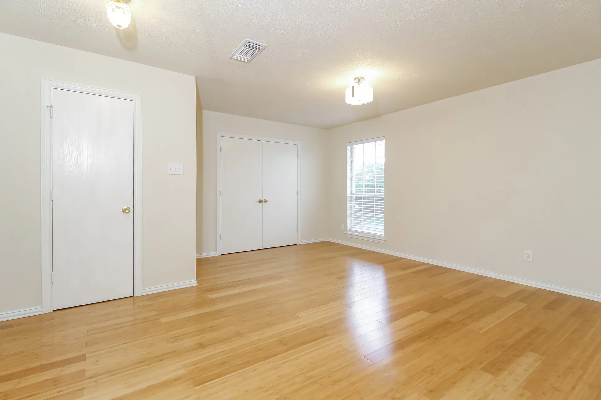 Single Family Residence For Rent in Denton County , 1055 Waterview Drive, Little Elm, Texas 75068, 3 Bedroom, 3 Bathroom, 2 Garage spaces, 2,023 Sqft, built in 1999, mls#21384676, Real Estate Agent in Little Elm, Homes For Rent in Denton county, Homes For Rent in Little Elm, Realtor in Little Elm Texas, Real Estate Brokerage Independent Realty Texas, Luminita Cordes Realtor