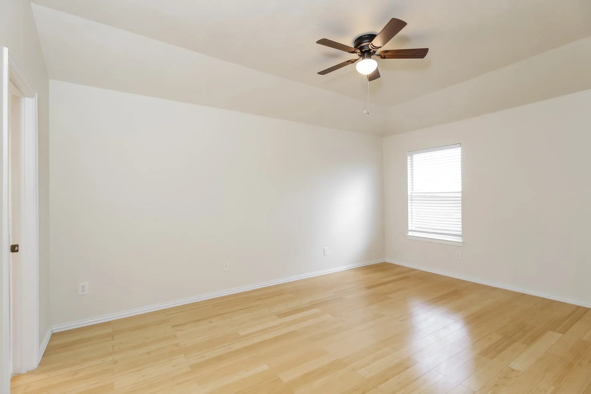Single Family Residence For Rent in Denton County , 1055 Waterview Drive, Little Elm, Texas 75068, 3 Bedroom, 3 Bathroom, 2 Garage spaces, 2,023 Sqft, built in 1999, mls#21384676, Real Estate Agent in Little Elm, Homes For Rent in Denton county, Homes For Rent in Little Elm, Realtor in Little Elm Texas, Real Estate Brokerage Independent Realty Texas, Luminita Cordes Realtor