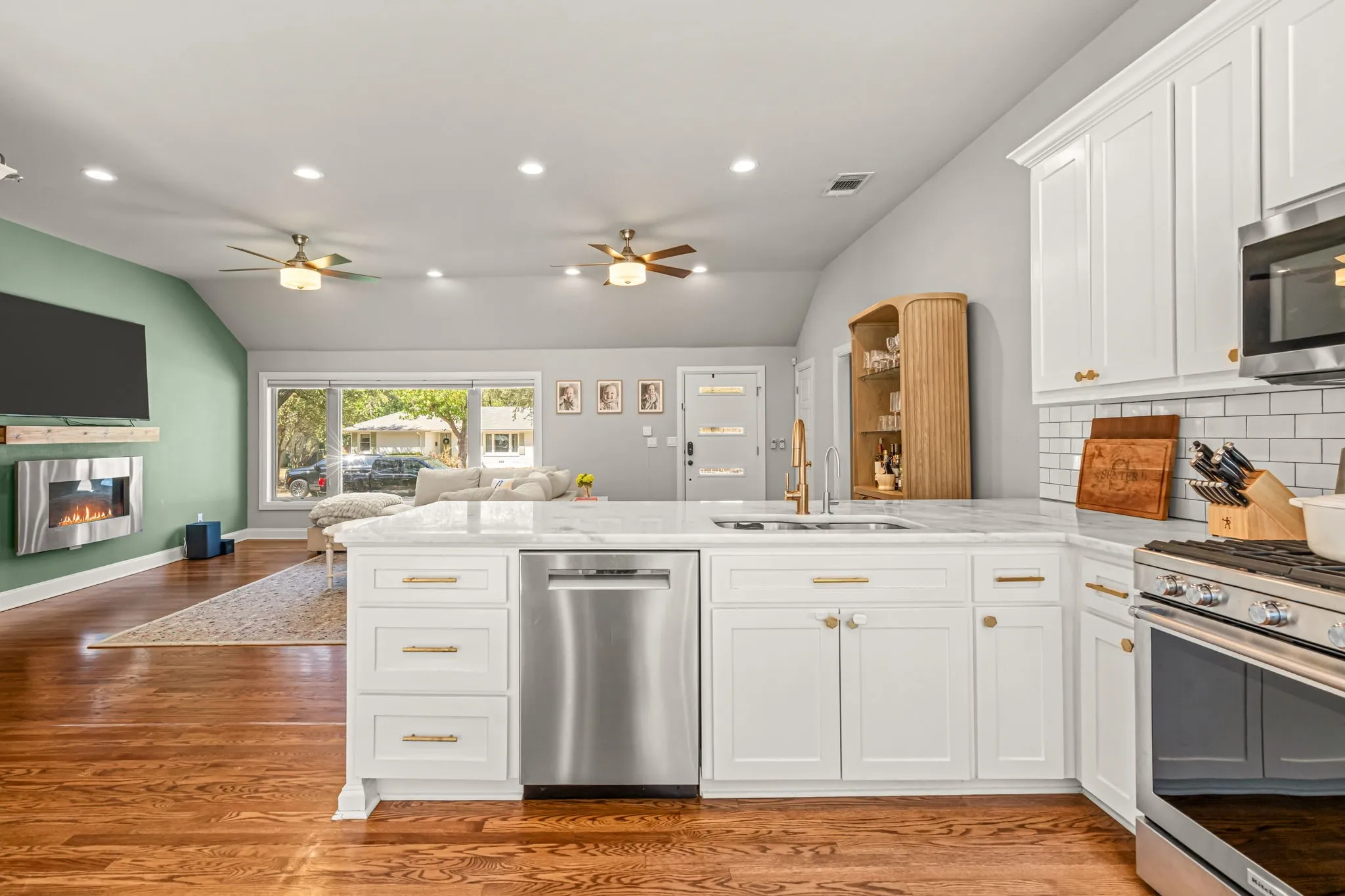 Single Family Residence For Sale in Tarrant County , 4017 Piedmont Road, Fort Worth, Texas 76116, 4 Bedroom, 3 Bathroom, 2 Garage spaces, 2,229 Sqft, built in 1954, mls#21383792, Real Estate Agent in Fort Worth, Homes For Sale in Tarrant county, Homes For Sale in Fort Worth, Realtor in Fort Worth Texas, Real Estate Brokerage Independent Realty Texas, Luminita Cordes Realtor