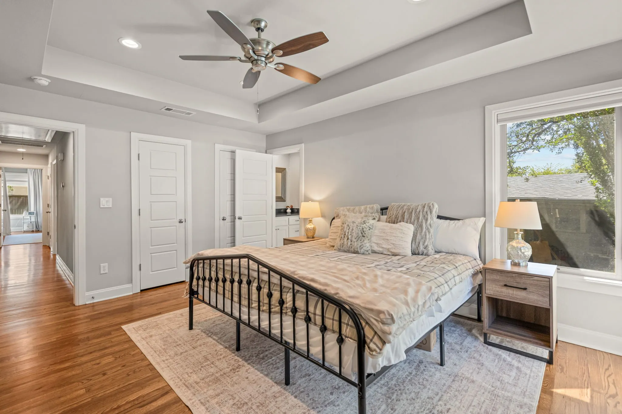 Huge guest room with ensuite bath