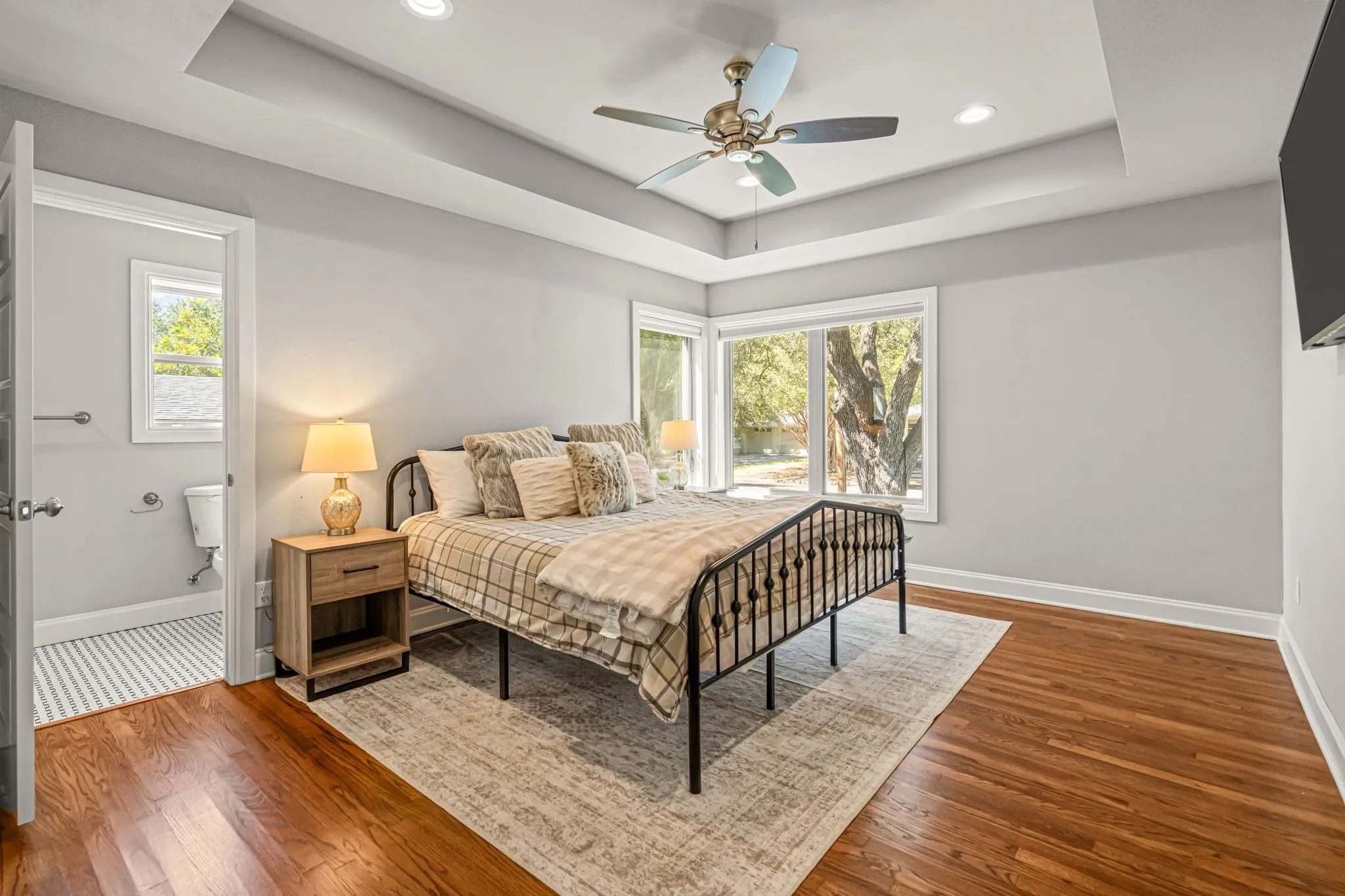 Huge Guest Room with ensuite bath
