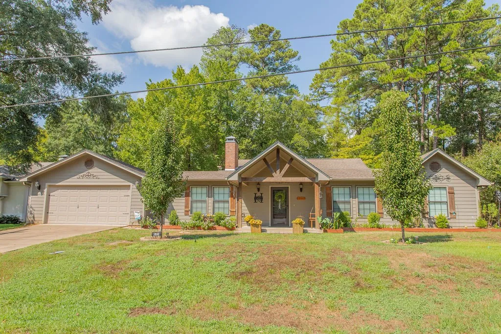 Single Family Residence For Sale in Smith County , 640 Northgate Drive, Hideaway, Texas 75771, 3 Bedroom, 3 Bathroom, 1 Garage spaces, 2,102 Sqft, built in 1985, mls#21384683, Real Estate Agent in Hideaway, Homes For Sale in Smith county, Homes For Sale in Hideaway, Realtor in Hideaway Texas, Real Estate Brokerage Independent Realty Texas, Luminita Cordes Realtor