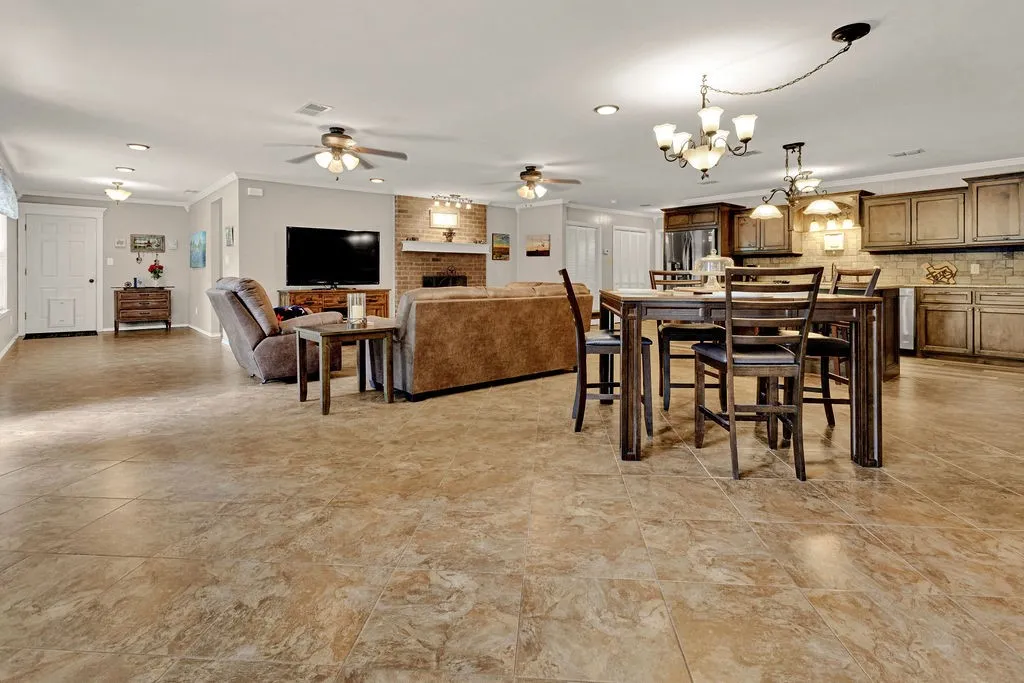 Single Family Residence For Sale in Smith County , 640 Northgate Drive, Hideaway, Texas 75771, 3 Bedroom, 3 Bathroom, 1 Garage spaces, 2,102 Sqft, built in 1985, mls#21384683, Real Estate Agent in Hideaway, Homes For Sale in Smith county, Homes For Sale in Hideaway, Realtor in Hideaway Texas, Real Estate Brokerage Independent Realty Texas, Luminita Cordes Realtor