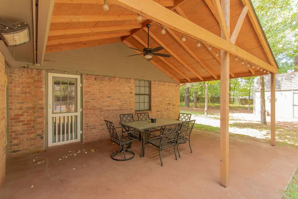 Single Family Residence For Sale in Smith County , 640 Northgate Drive, Hideaway, Texas 75771, 3 Bedroom, 3 Bathroom, 1 Garage spaces, 2,102 Sqft, built in 1985, mls#21384683, Real Estate Agent in Hideaway, Homes For Sale in Smith county, Homes For Sale in Hideaway, Realtor in Hideaway Texas, Real Estate Brokerage Independent Realty Texas, Luminita Cordes Realtor