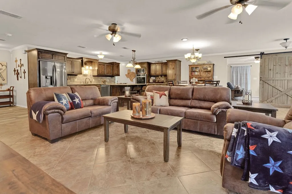 Single Family Residence For Sale in Smith County , 640 Northgate Drive, Hideaway, Texas 75771, 3 Bedroom, 3 Bathroom, 1 Garage spaces, 2,102 Sqft, built in 1985, mls#21384683, Real Estate Agent in Hideaway, Homes For Sale in Smith county, Homes For Sale in Hideaway, Realtor in Hideaway Texas, Real Estate Brokerage Independent Realty Texas, Luminita Cordes Realtor