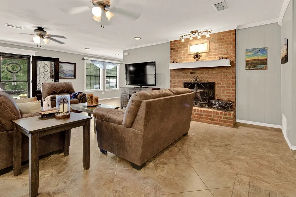 Single Family Residence For Sale in Smith County , 640 Northgate Drive, Hideaway, Texas 75771, 3 Bedroom, 3 Bathroom, 1 Garage spaces, 2,102 Sqft, built in 1985, mls#21384683, Real Estate Agent in Hideaway, Homes For Sale in Smith county, Homes For Sale in Hideaway, Realtor in Hideaway Texas, Real Estate Brokerage Independent Realty Texas, Luminita Cordes Realtor