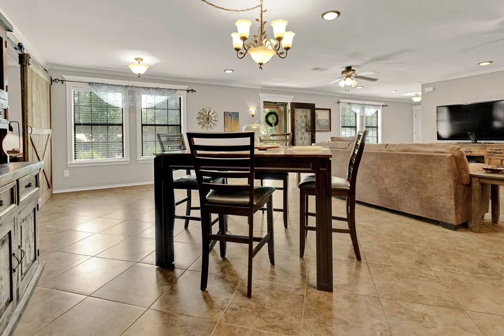 Single Family Residence For Sale in Smith County , 640 Northgate Drive, Hideaway, Texas 75771, 3 Bedroom, 3 Bathroom, 1 Garage spaces, 2,102 Sqft, built in 1985, mls#21384683, Real Estate Agent in Hideaway, Homes For Sale in Smith county, Homes For Sale in Hideaway, Realtor in Hideaway Texas, Real Estate Brokerage Independent Realty Texas, Luminita Cordes Realtor
