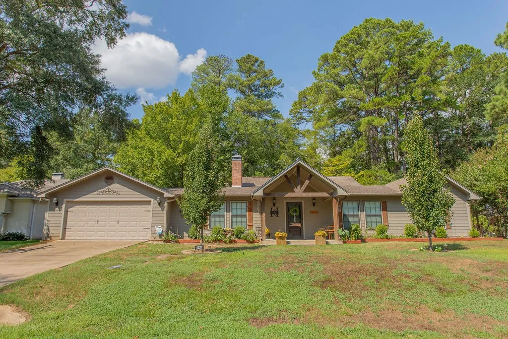 Single Family Residence For Sale in Smith County , 640 Northgate Drive, Hideaway, Texas 75771, 3 Bedroom, 3 Bathroom, 1 Garage spaces, 2,102 Sqft, built in 1985, mls#21384683, Real Estate Agent in Hideaway, Homes For Sale in Smith county, Homes For Sale in Hideaway, Realtor in Hideaway Texas, Real Estate Brokerage Independent Realty Texas, Luminita Cordes Realtor