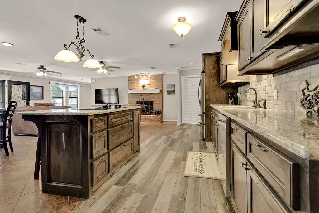 Single Family Residence For Sale in Smith County , 640 Northgate Drive, Hideaway, Texas 75771, 3 Bedroom, 3 Bathroom, 1 Garage spaces, 2,102 Sqft, built in 1985, mls#21384683, Real Estate Agent in Hideaway, Homes For Sale in Smith county, Homes For Sale in Hideaway, Realtor in Hideaway Texas, Real Estate Brokerage Independent Realty Texas, Luminita Cordes Realtor