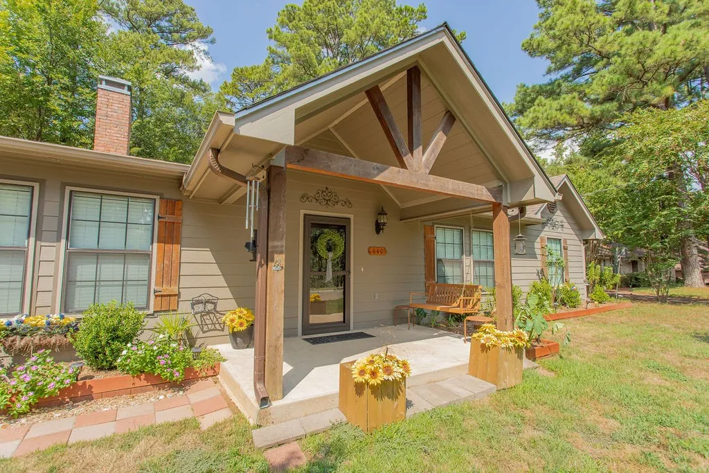 Single Family Residence For Sale in Smith County , 640 Northgate Drive, Hideaway, Texas 75771, 3 Bedroom, 3 Bathroom, 1 Garage spaces, 2,102 Sqft, built in 1985, mls#21384683, Real Estate Agent in Hideaway, Homes For Sale in Smith county, Homes For Sale in Hideaway, Realtor in Hideaway Texas, Real Estate Brokerage Independent Realty Texas, Luminita Cordes Realtor