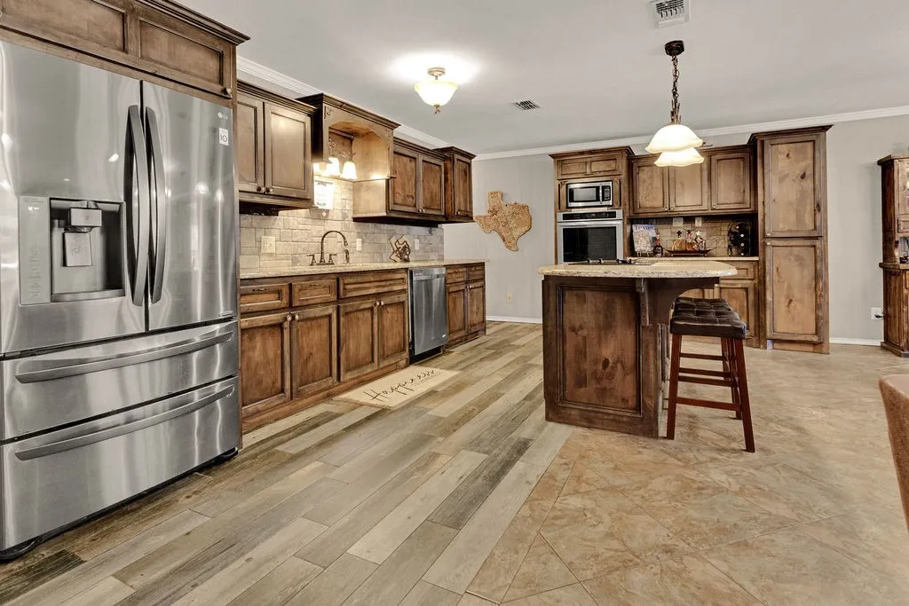Single Family Residence For Sale in Smith County , 640 Northgate Drive, Hideaway, Texas 75771, 3 Bedroom, 3 Bathroom, 1 Garage spaces, 2,102 Sqft, built in 1985, mls#21384683, Real Estate Agent in Hideaway, Homes For Sale in Smith county, Homes For Sale in Hideaway, Realtor in Hideaway Texas, Real Estate Brokerage Independent Realty Texas, Luminita Cordes Realtor
