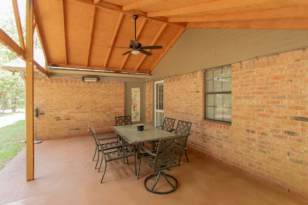 Single Family Residence For Sale in Smith County , 640 Northgate Drive, Hideaway, Texas 75771, 3 Bedroom, 3 Bathroom, 1 Garage spaces, 2,102 Sqft, built in 1985, mls#21384683, Real Estate Agent in Hideaway, Homes For Sale in Smith county, Homes For Sale in Hideaway, Realtor in Hideaway Texas, Real Estate Brokerage Independent Realty Texas, Luminita Cordes Realtor