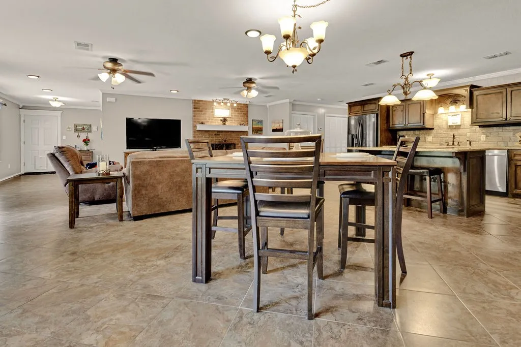 Single Family Residence For Sale in Smith County , 640 Northgate Drive, Hideaway, Texas 75771, 3 Bedroom, 3 Bathroom, 1 Garage spaces, 2,102 Sqft, built in 1985, mls#21384683, Real Estate Agent in Hideaway, Homes For Sale in Smith county, Homes For Sale in Hideaway, Realtor in Hideaway Texas, Real Estate Brokerage Independent Realty Texas, Luminita Cordes Realtor