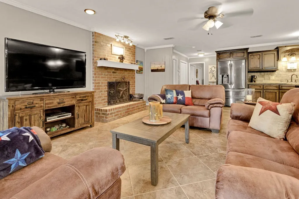 Single Family Residence For Sale in Smith County , 640 Northgate Drive, Hideaway, Texas 75771, 3 Bedroom, 3 Bathroom, 1 Garage spaces, 2,102 Sqft, built in 1985, mls#21384683, Real Estate Agent in Hideaway, Homes For Sale in Smith county, Homes For Sale in Hideaway, Realtor in Hideaway Texas, Real Estate Brokerage Independent Realty Texas, Luminita Cordes Realtor