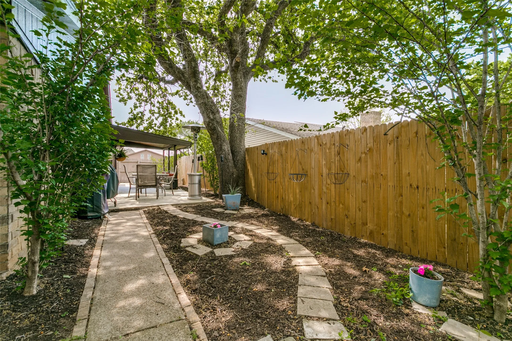 Single Family Residence For Sale in Tarrant County , 6917 Smithfield Road, North Richland Hills, Texas 76182, 3 Bedroom, 2 Bathroom, 2 Garage spaces, 1,507 Sqft, built in 1979, mls#21384687, Real Estate Agent in North Richland Hills, Homes For Sale in Tarrant county, Homes For Sale in North Richland Hills, Realtor in North Richland Hills Texas, Real Estate Brokerage Independent Realty Texas, Luminita Cordes Realtor