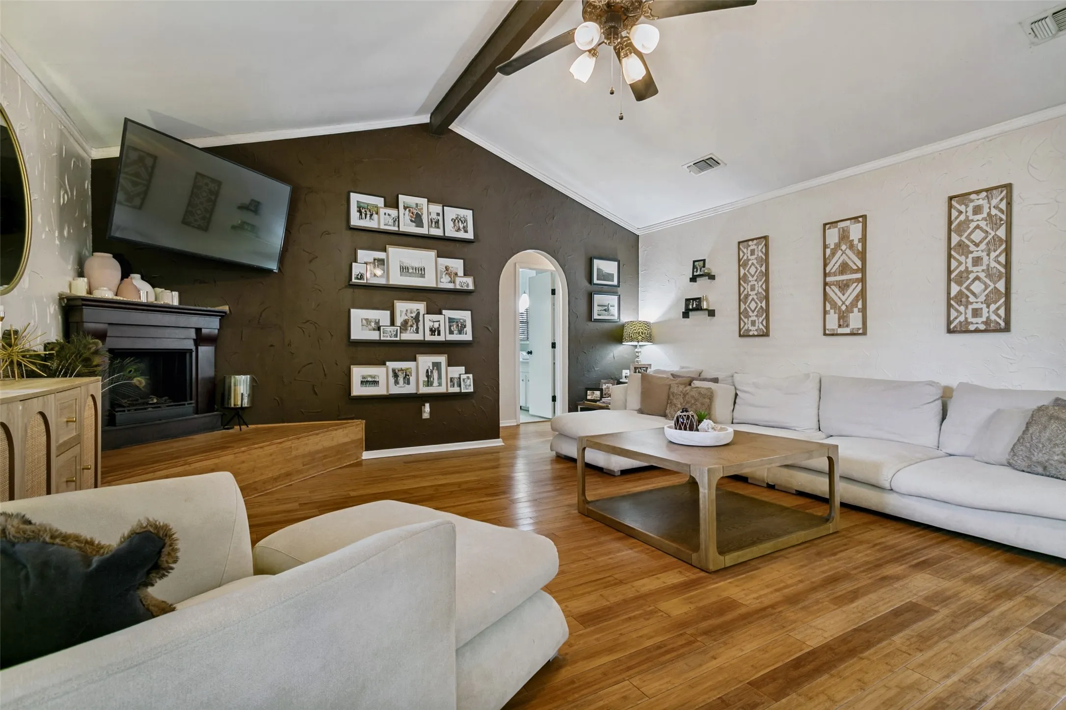 Single Family Residence For Sale in Tarrant County , 6917 Smithfield Road, North Richland Hills, Texas 76182, 3 Bedroom, 2 Bathroom, 2 Garage spaces, 1,507 Sqft, built in 1979, mls#21384687, Real Estate Agent in North Richland Hills, Homes For Sale in Tarrant county, Homes For Sale in North Richland Hills, Realtor in North Richland Hills Texas, Real Estate Brokerage Independent Realty Texas, Luminita Cordes Realtor