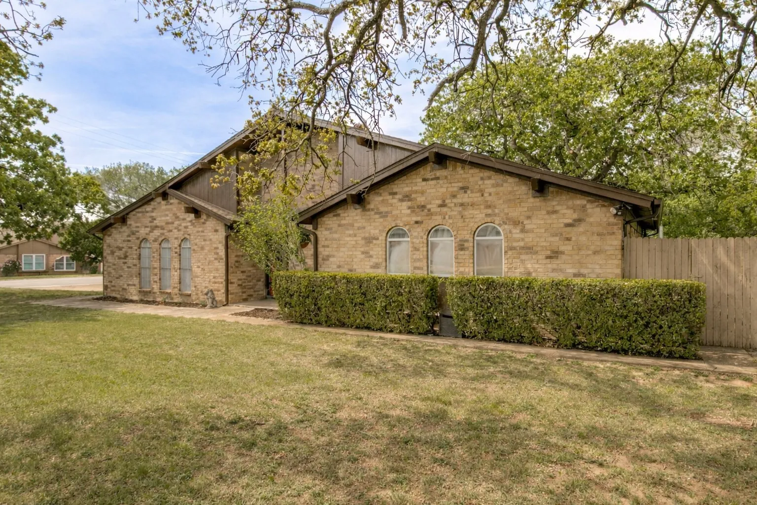 Single Family Residence For Sale in Tarrant County , 6917 Smithfield Road, North Richland Hills, Texas 76182, 3 Bedroom, 2 Bathroom, 2 Garage spaces, 1,507 Sqft, built in 1979, mls#21384687, Real Estate Agent in North Richland Hills, Homes For Sale in Tarrant county, Homes For Sale in North Richland Hills, Realtor in North Richland Hills Texas, Real Estate Brokerage Independent Realty Texas, Luminita Cordes Realtor