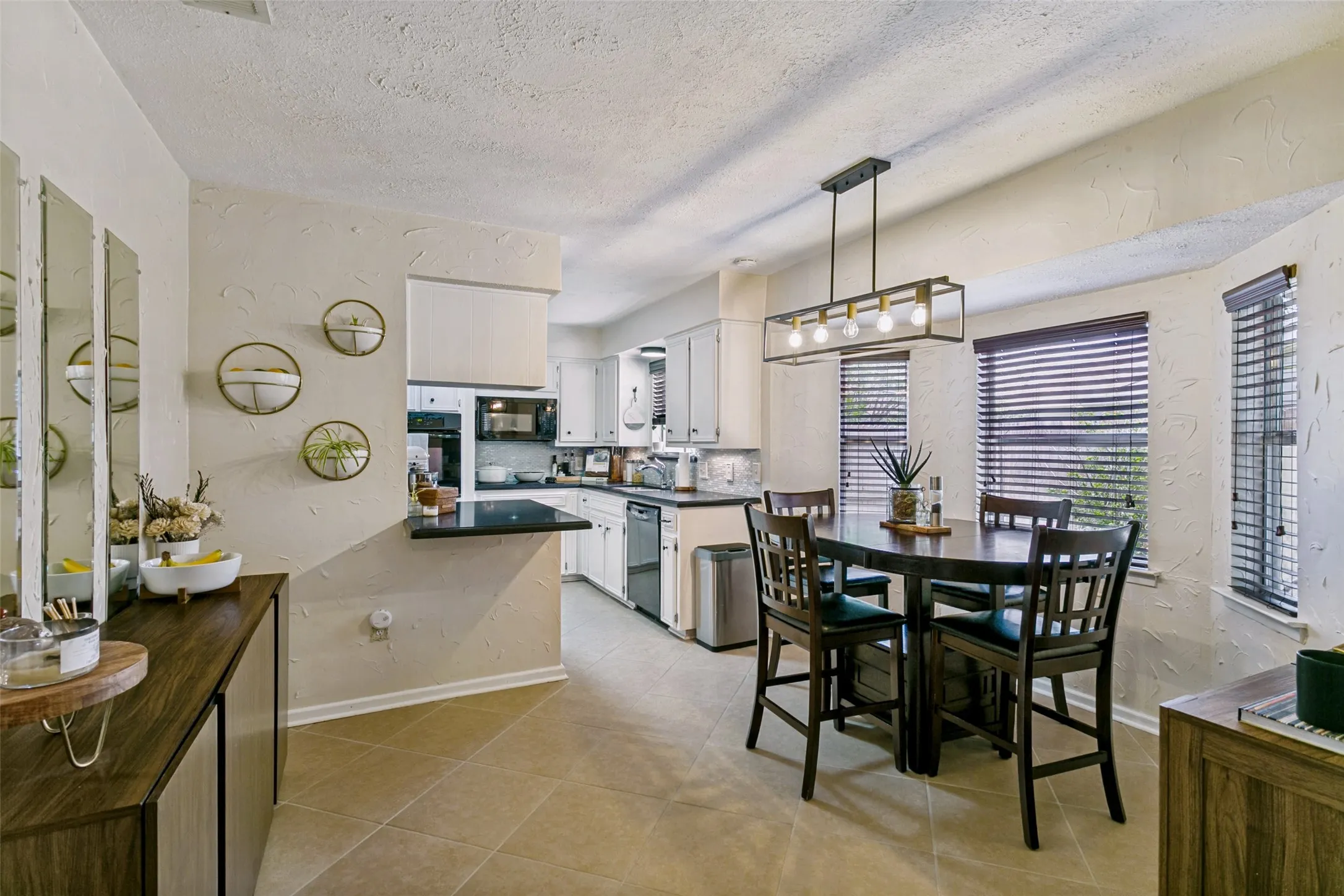 Single Family Residence For Sale in Tarrant County , 6917 Smithfield Road, North Richland Hills, Texas 76182, 3 Bedroom, 2 Bathroom, 2 Garage spaces, 1,507 Sqft, built in 1979, mls#21384687, Real Estate Agent in North Richland Hills, Homes For Sale in Tarrant county, Homes For Sale in North Richland Hills, Realtor in North Richland Hills Texas, Real Estate Brokerage Independent Realty Texas, Luminita Cordes Realtor