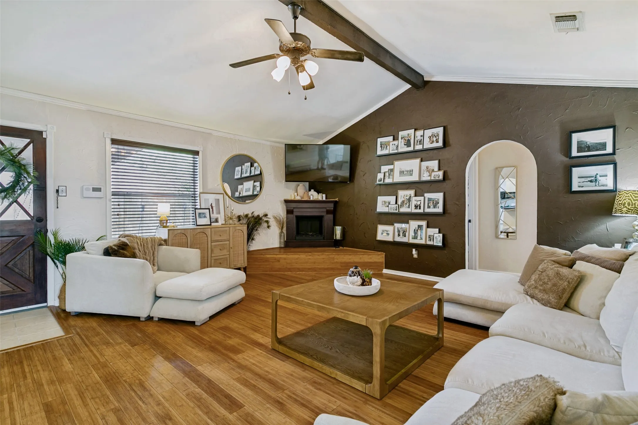 Single Family Residence For Sale in Tarrant County , 6917 Smithfield Road, North Richland Hills, Texas 76182, 3 Bedroom, 2 Bathroom, 2 Garage spaces, 1,507 Sqft, built in 1979, mls#21384687, Real Estate Agent in North Richland Hills, Homes For Sale in Tarrant county, Homes For Sale in North Richland Hills, Realtor in North Richland Hills Texas, Real Estate Brokerage Independent Realty Texas, Luminita Cordes Realtor