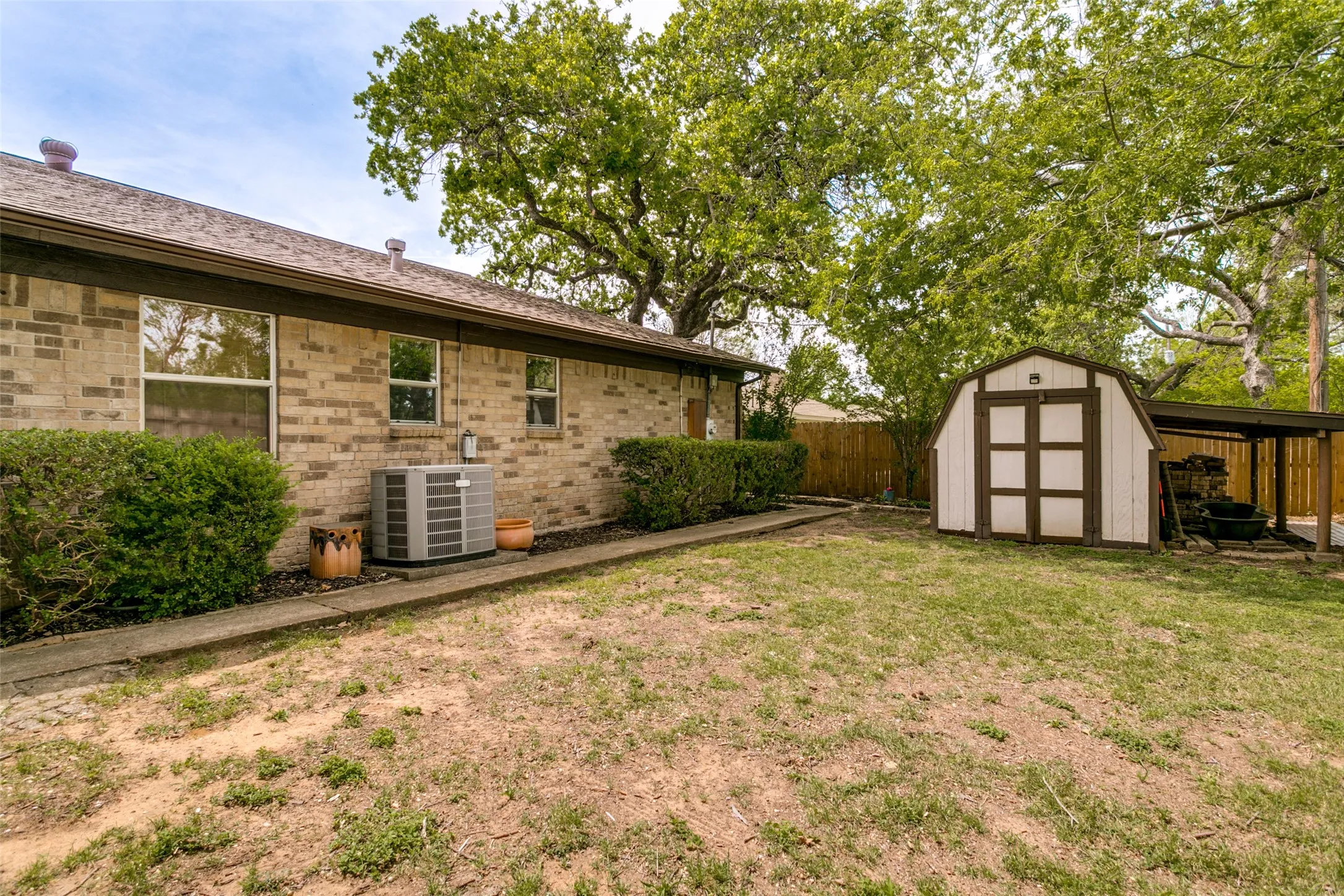 Single Family Residence For Sale in Tarrant County , 6917 Smithfield Road, North Richland Hills, Texas 76182, 3 Bedroom, 2 Bathroom, 2 Garage spaces, 1,507 Sqft, built in 1979, mls#21384687, Real Estate Agent in North Richland Hills, Homes For Sale in Tarrant county, Homes For Sale in North Richland Hills, Realtor in North Richland Hills Texas, Real Estate Brokerage Independent Realty Texas, Luminita Cordes Realtor