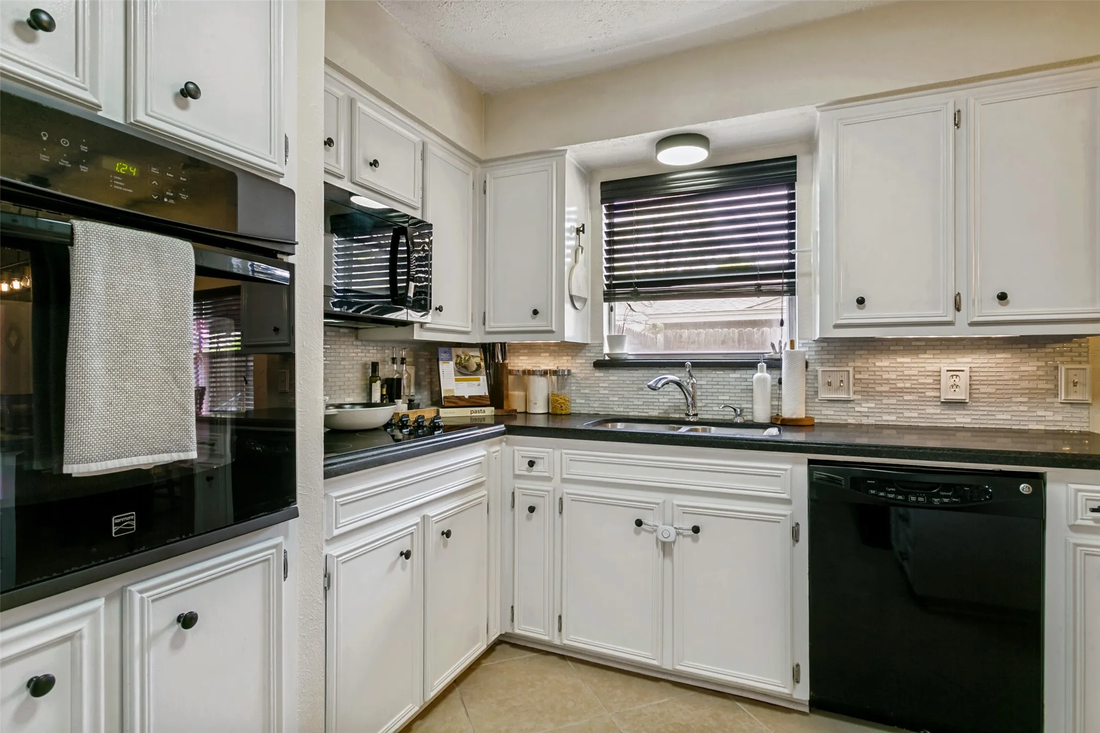 Single Family Residence For Sale in Tarrant County , 6917 Smithfield Road, North Richland Hills, Texas 76182, 3 Bedroom, 2 Bathroom, 2 Garage spaces, 1,507 Sqft, built in 1979, mls#21384687, Real Estate Agent in North Richland Hills, Homes For Sale in Tarrant county, Homes For Sale in North Richland Hills, Realtor in North Richland Hills Texas, Real Estate Brokerage Independent Realty Texas, Luminita Cordes Realtor